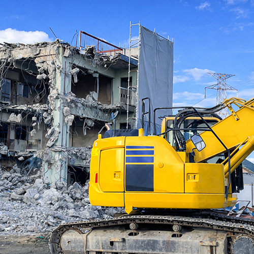 重機を使用して建物を解体している現場